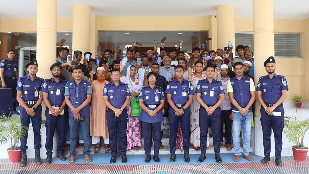 হারানো ৫০টি মোবাইল পুলিশের সহায়তায় ফিরে পেলেন মালিকরা